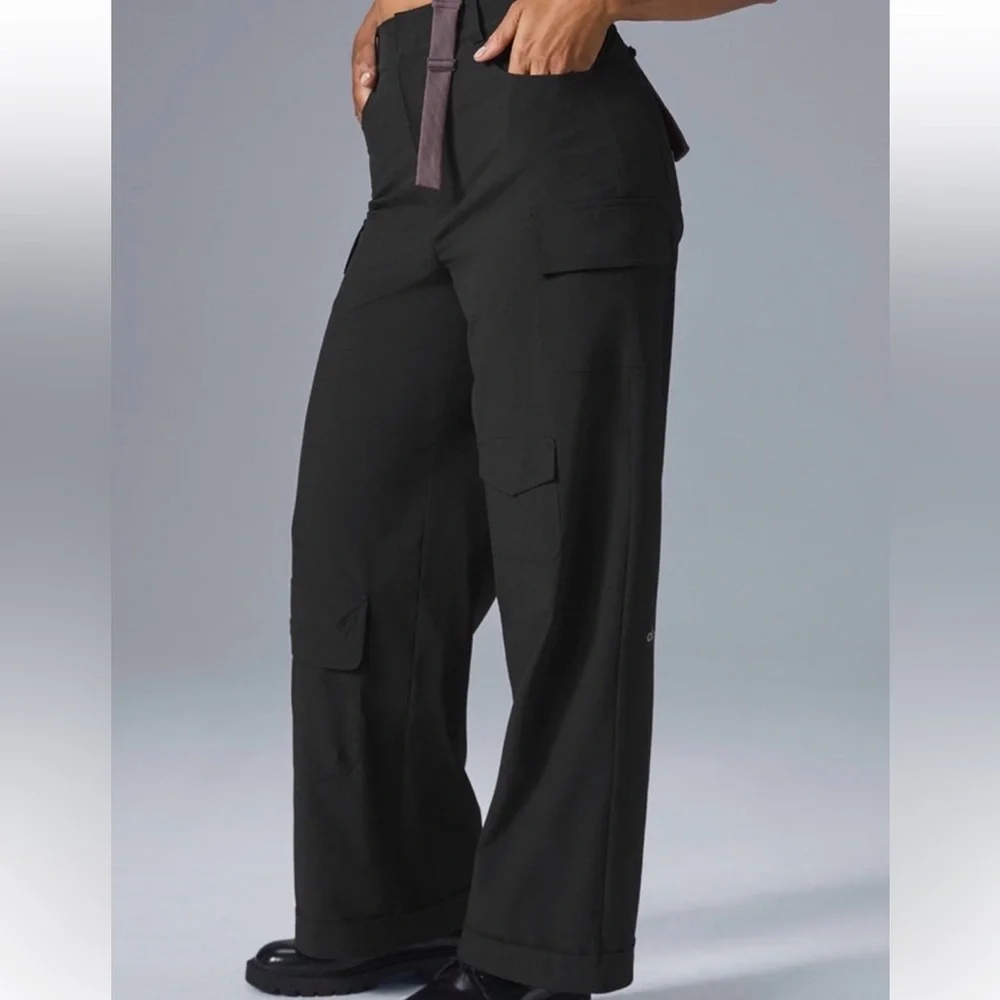 ALO Yoga Mid-Rise Workwear Cargo Pants in Black